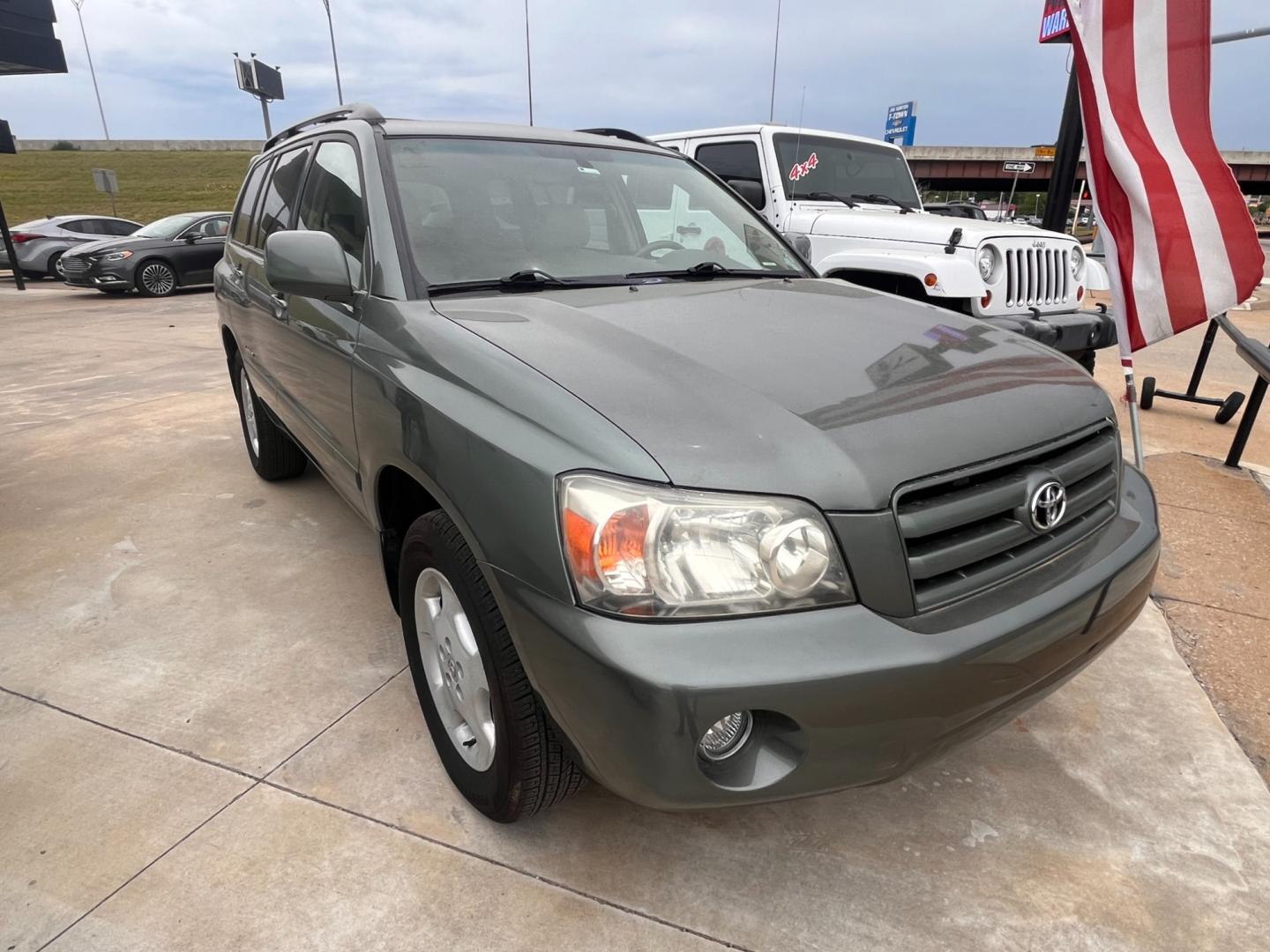 2007 GREEN Toyota Highlander V6 2WD with 3rd-Row Seat (JTEDP21A370) with an 3.3L V6 DOHC 24V engine, 5-Speed Automatic Overdrive transmission, located at 8101 E. Skelly Dr., Tulsa, OK, 74129, (918) 592-3593, 36.121891, -95.888802 - Photo#3